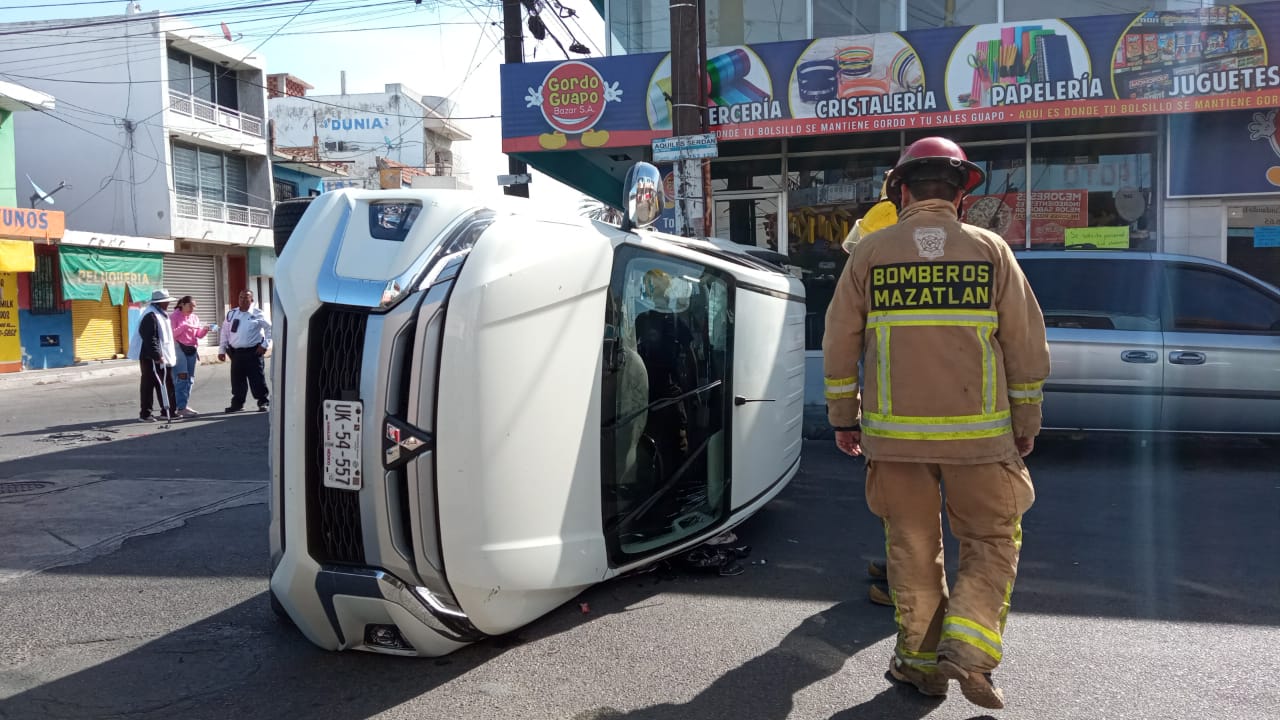 Se registra volcadura en pleno Centro de Mazatlán; hay lesionados
