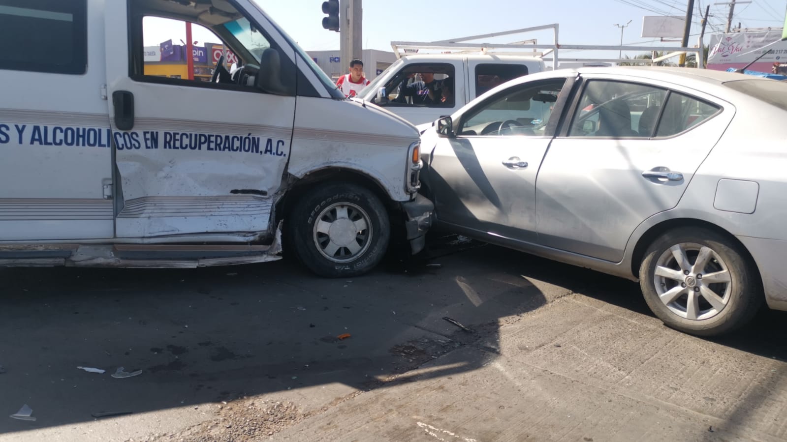 Accidente múltiple en Los Mochis, deja una mujer con lesiones de consideración y daños materiales