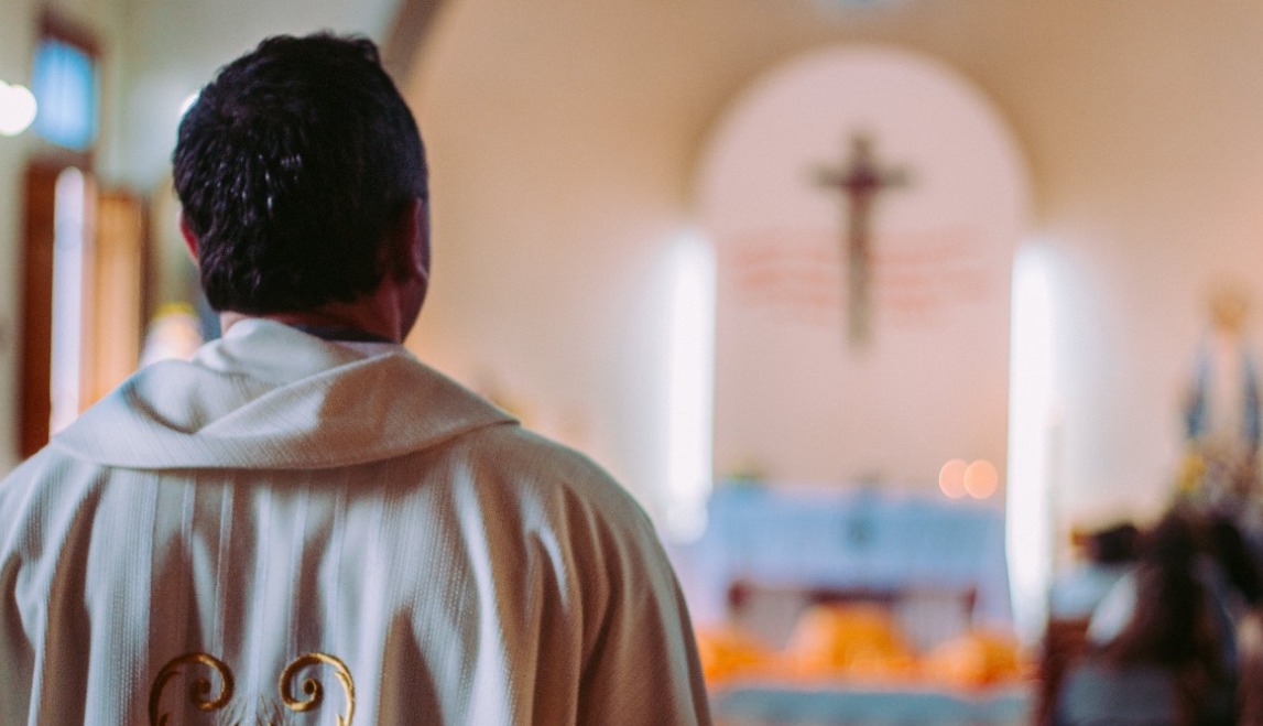 8M | Tras denuncias de acoso sexual, la Iglesia Católica remueve e investiga a 5 sacerdotes en Sinaloa