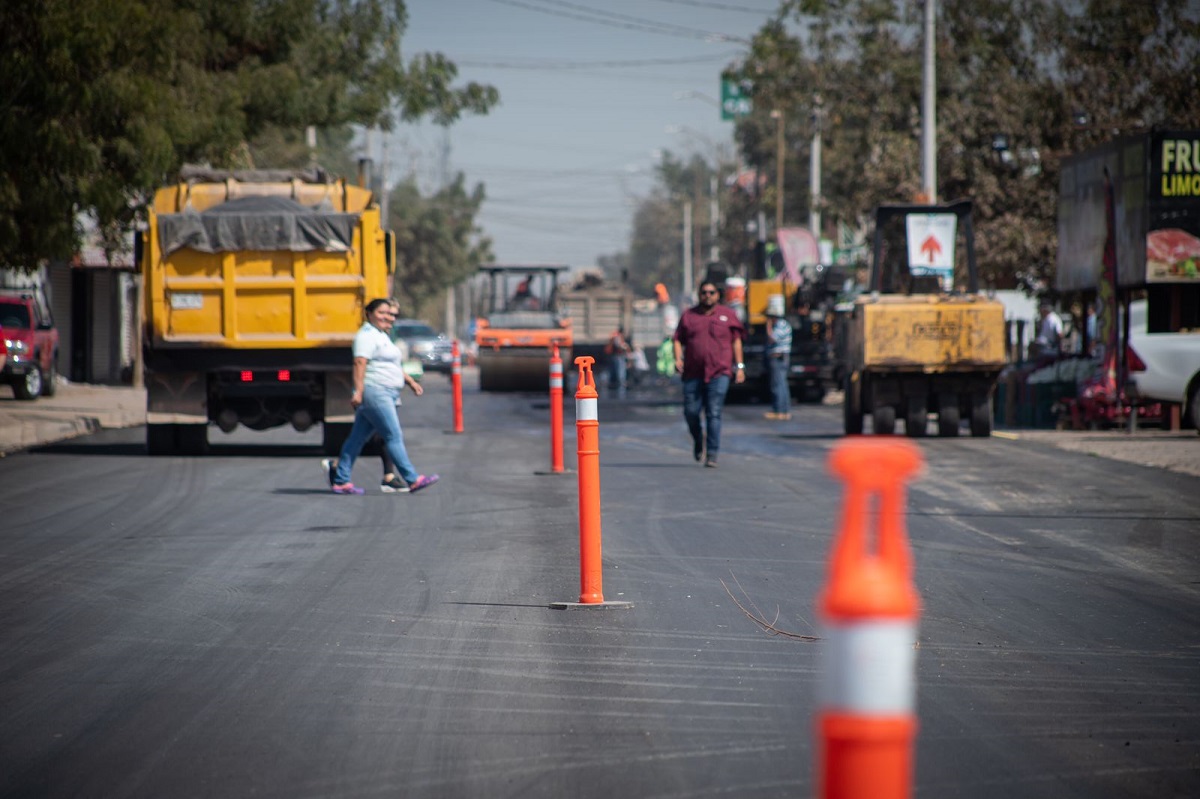 Juan de Dios Gámez inspecciona obra de reencarpetado en avenida Álvaro Obregón en el sector norte