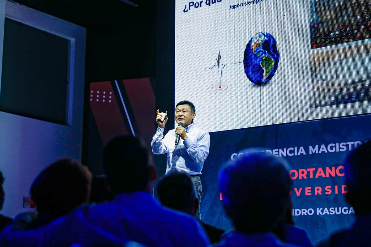 Alejandro Kasuga imparte su conferencia magistral “La importancia de las adversidades”