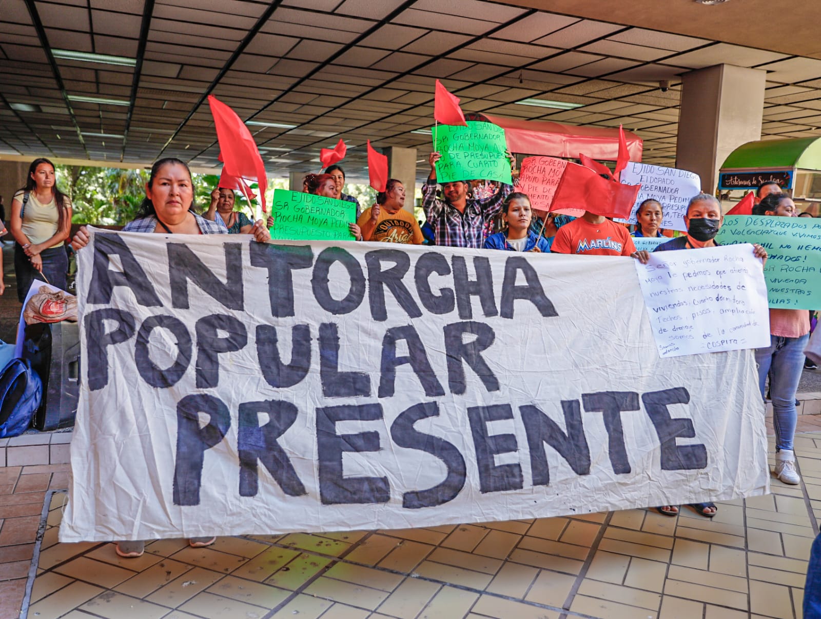 Integrantes de Antorcha Campesina se manifiestan en Palacio de Gobierno; exigen viviendas