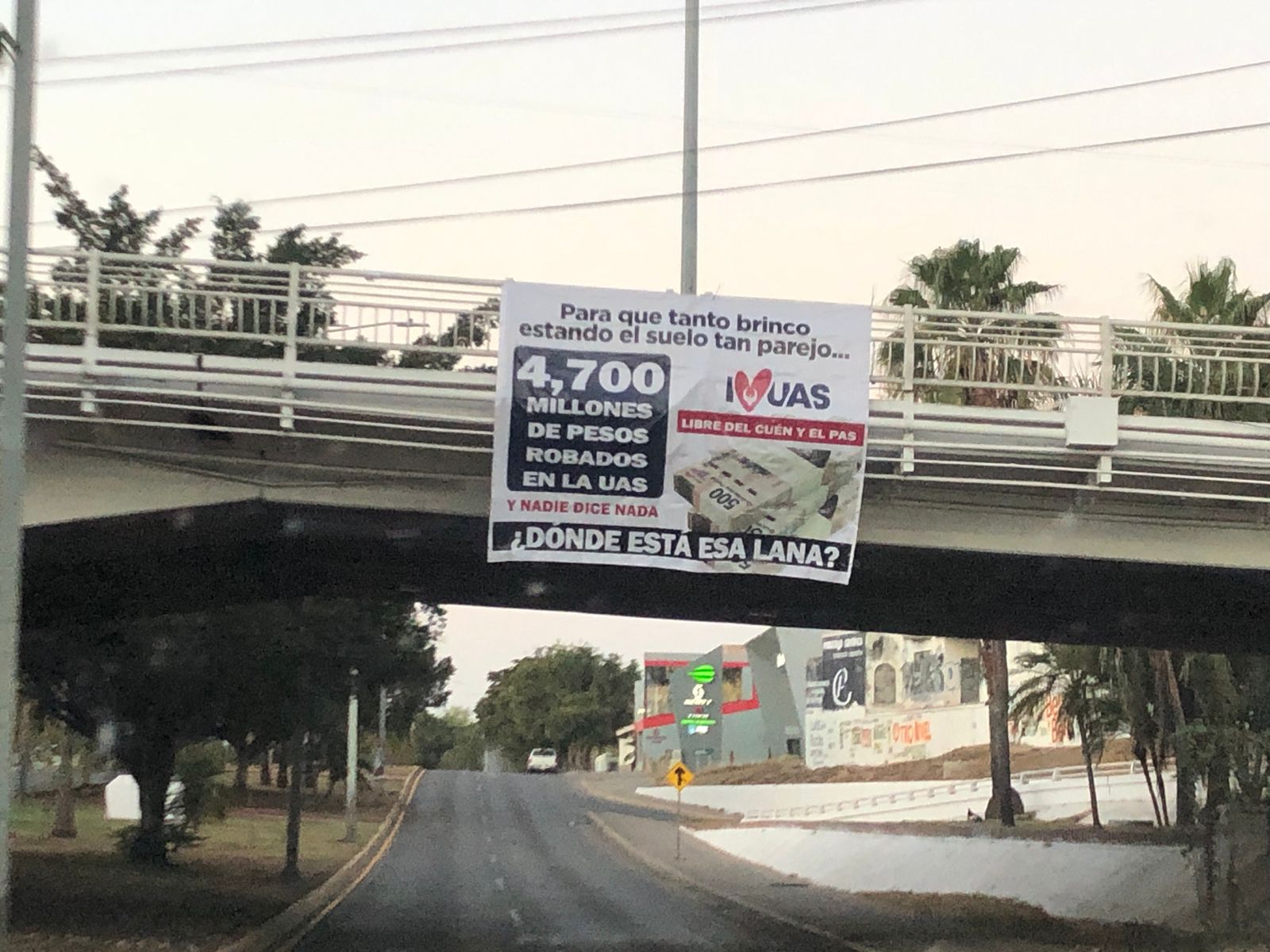 ‘¿Dónde está la lana?’ Aparecen mantas donde acusan robo de 4,700 mdp en la UAS; rector acusa al Congreso