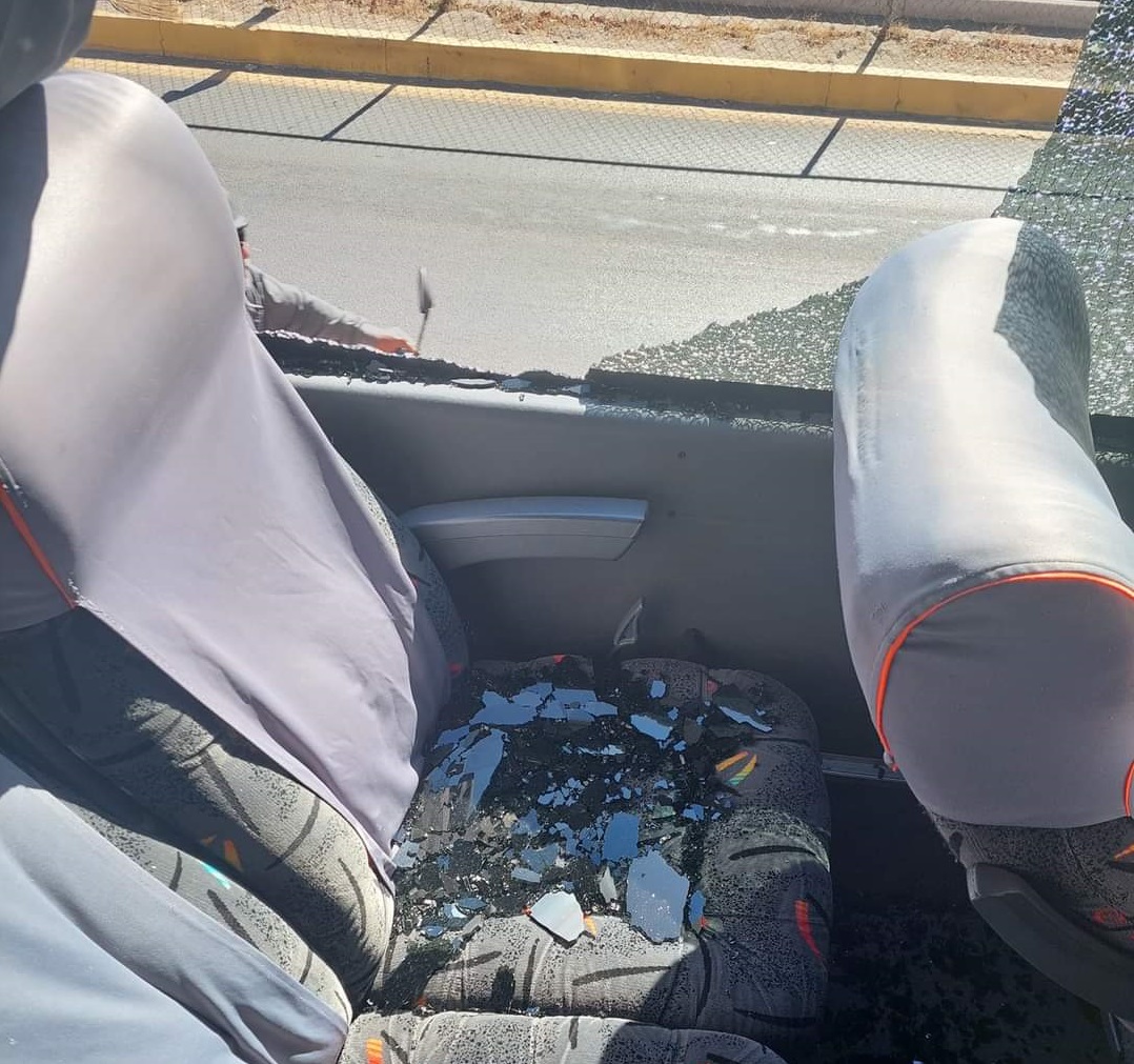 Apedrean autobús de pasajeros por la carretera Mazatlán-El Rosario; usuarios temían ser asaltados
