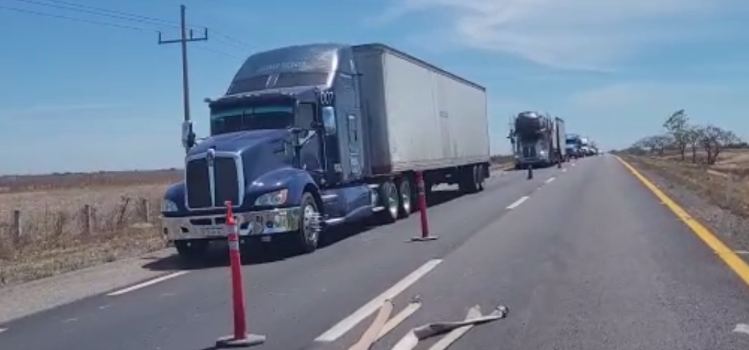 Abren un carril por cada lado en la autopista Culiacán-Mazatlán tras derrame de combustible provocado por un accidente
