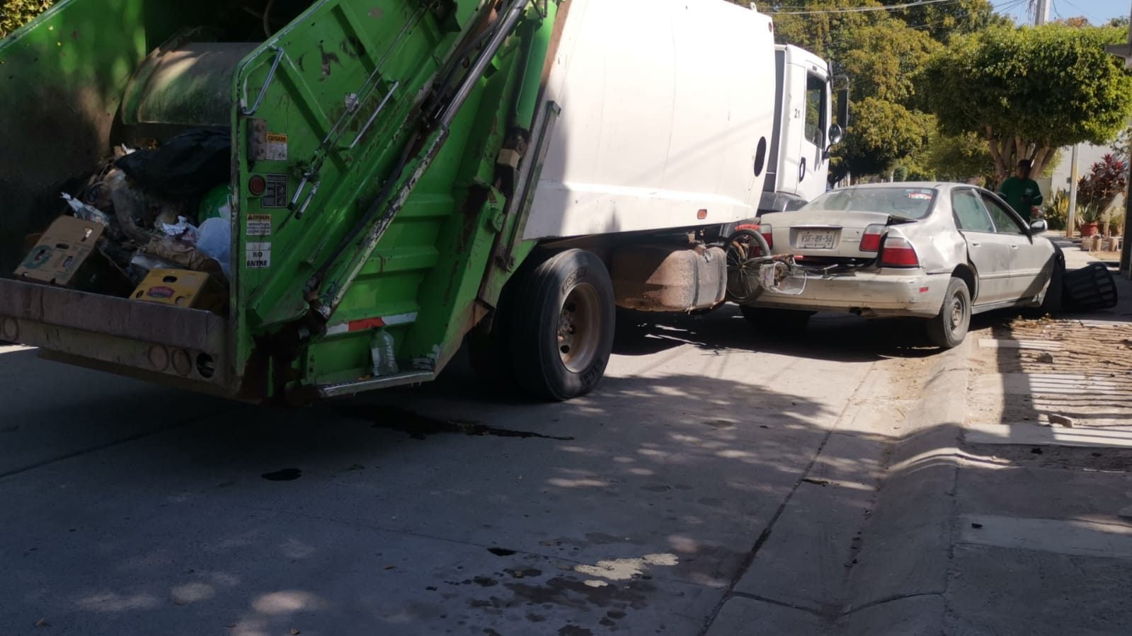 Choca camión OP Ecología contra un sedán en el sector Conquistadores, en Los Mochis