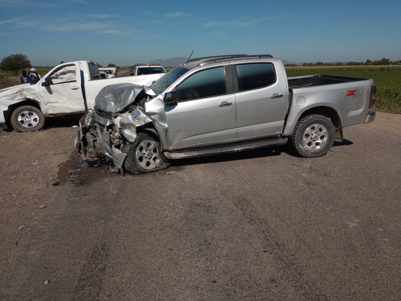 Chocan dos camionetas de frente en El Fuerte; hay dos lesionados de gravedad