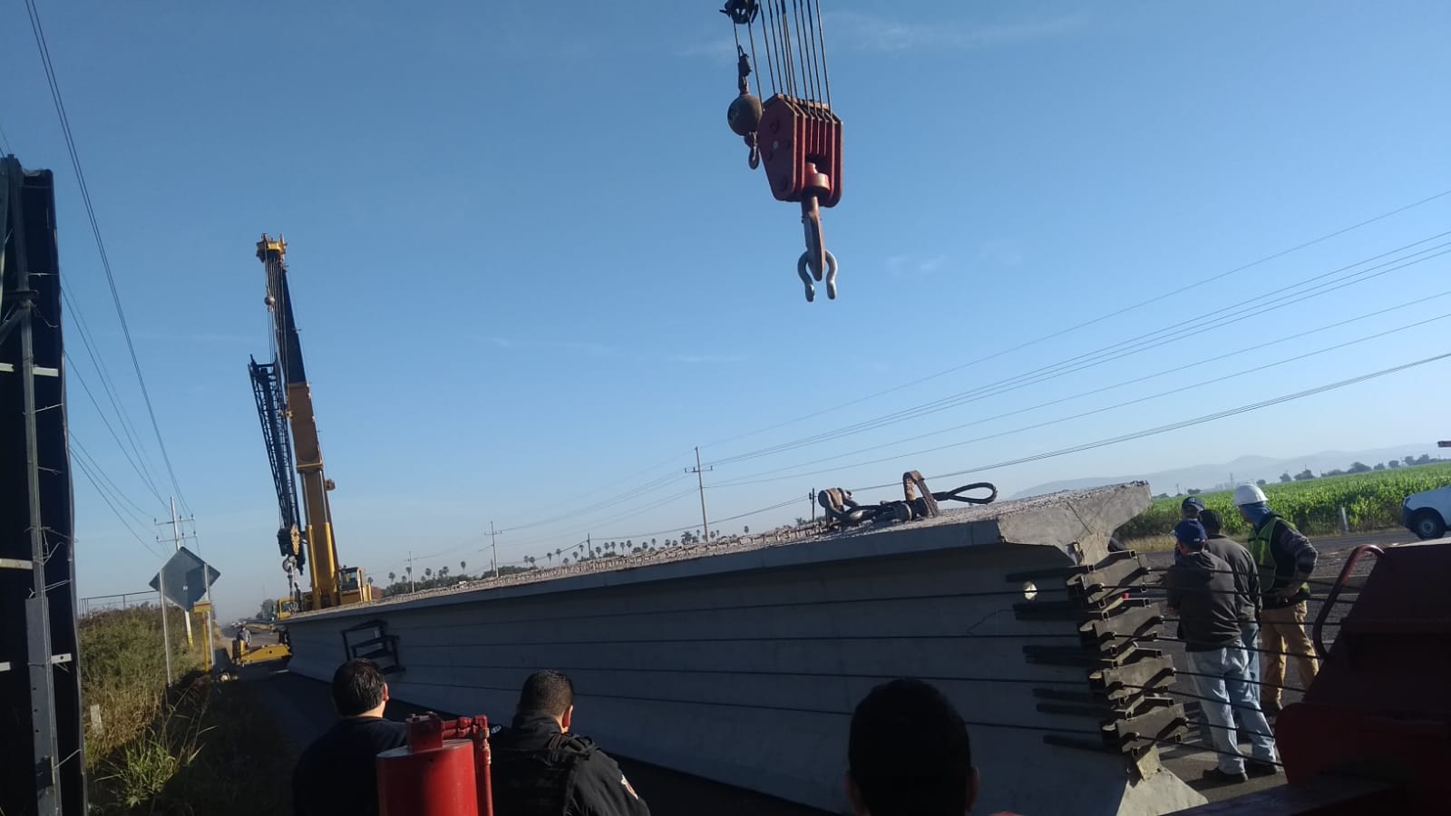 Cierran carretera Culiacán-Costa Rica por colocación de trabes de concreto