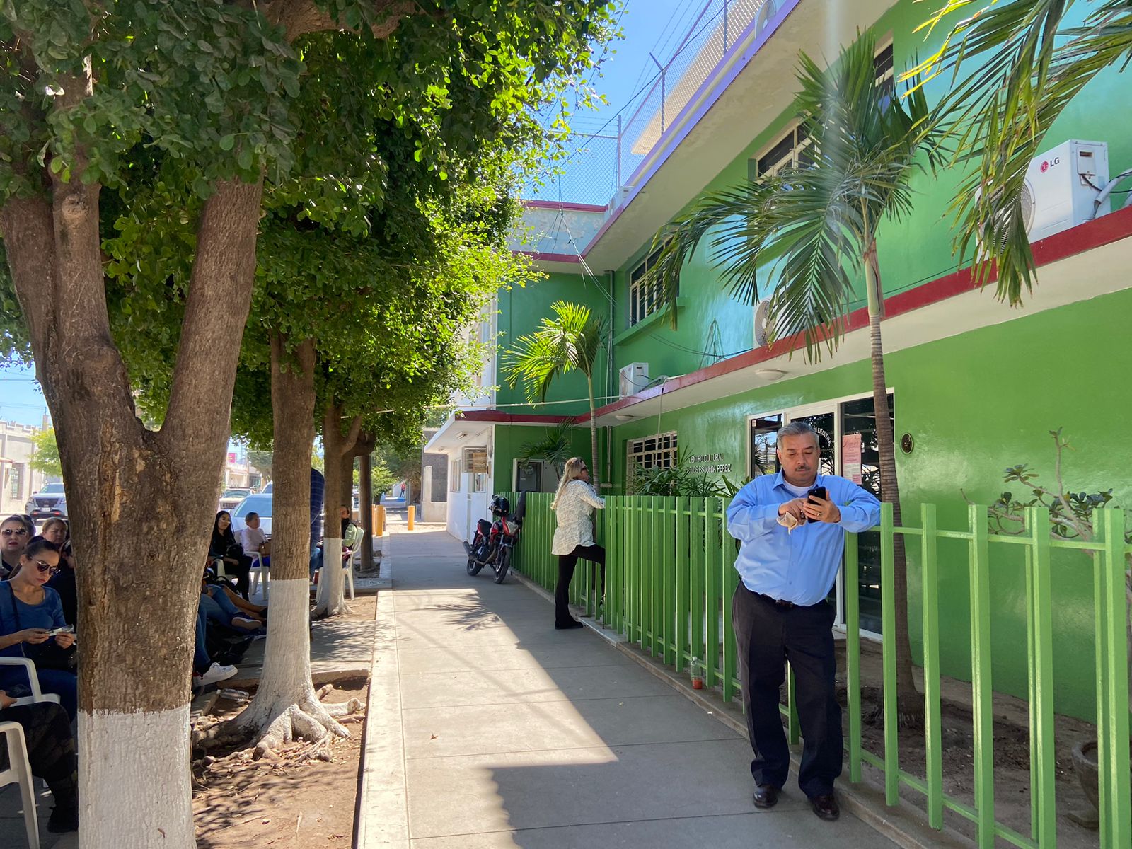 Sorprende a la coordinadora de la zona 03 de Cobaes manifestación de maestros del SNTE 53; asegura que nunca se acercaron