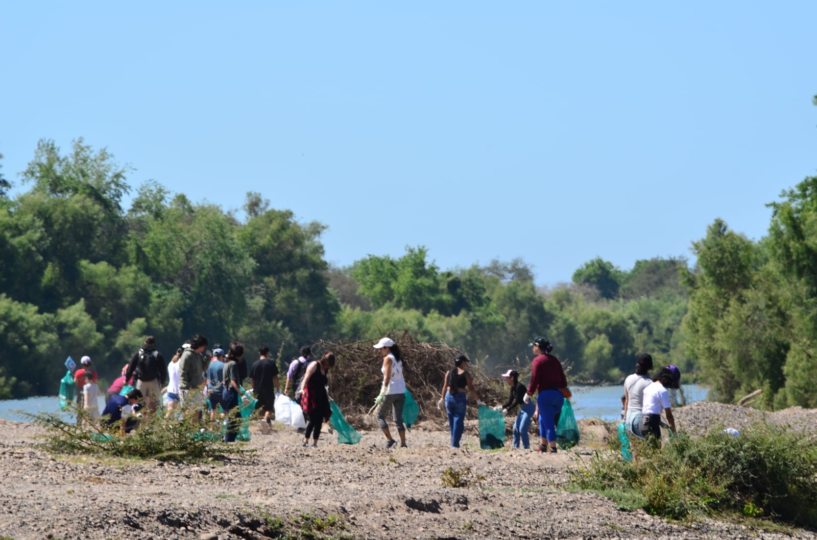 Decenas de personas se unen para disfrutar y limpiar el río Presidio en Mazatlán
