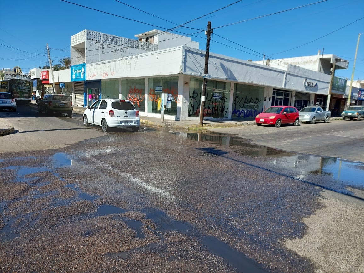 Fuga de aguas negras y pestilentes persiste en la avenida Zaragoza, en Mazatlán