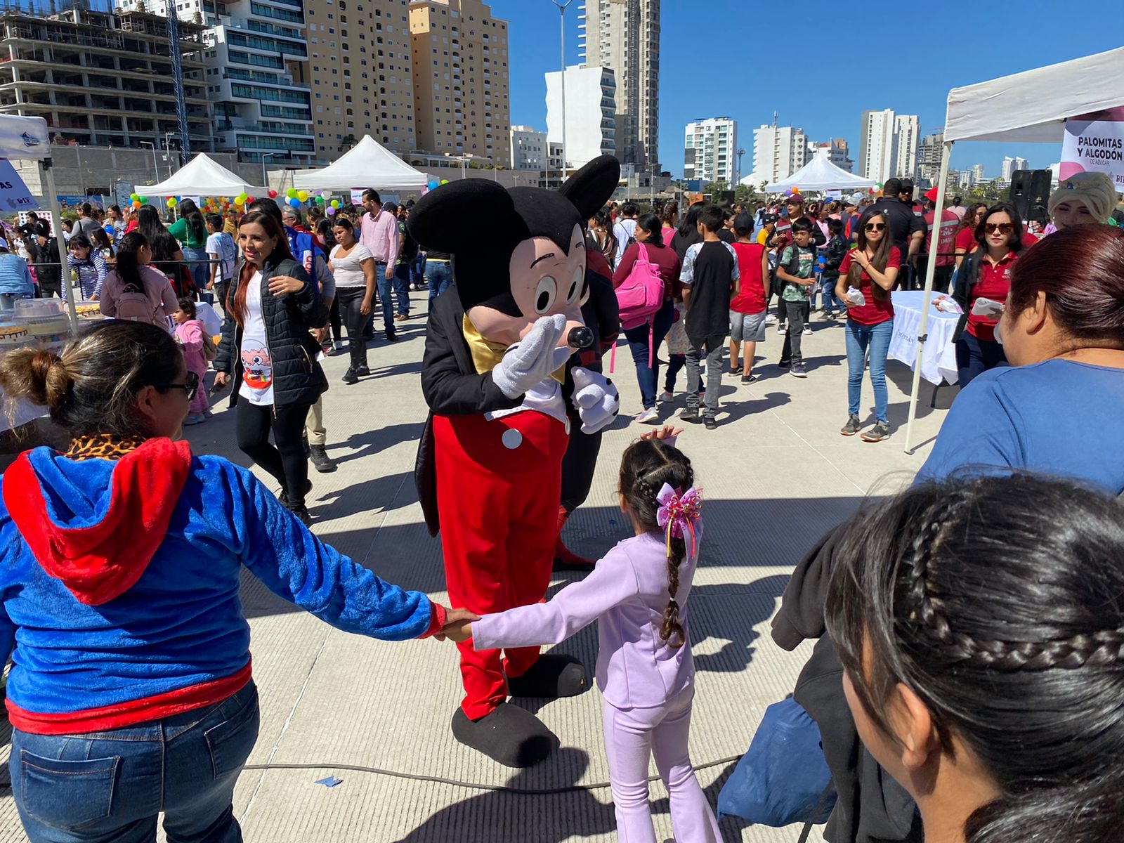 Al estilo Disney celebran familias en Mazatlán