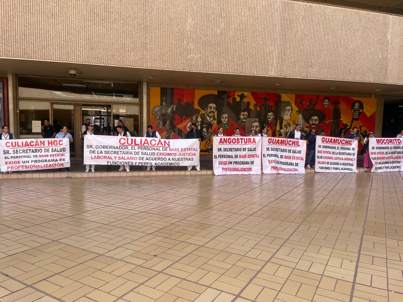 ‘Que nos dignifiquen a las mujeres’; Enfermeros se manifiestan en Palacio de Gobierno