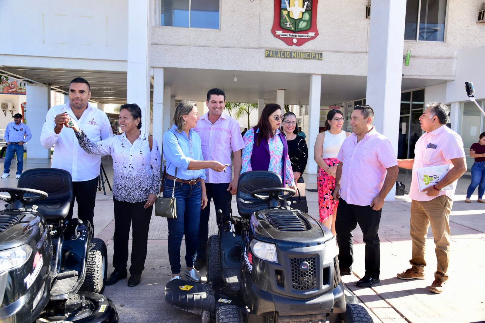 Ayuntamiento de Salvador Alvarado adquiere dos tractores para corte de césped en campos deportivos