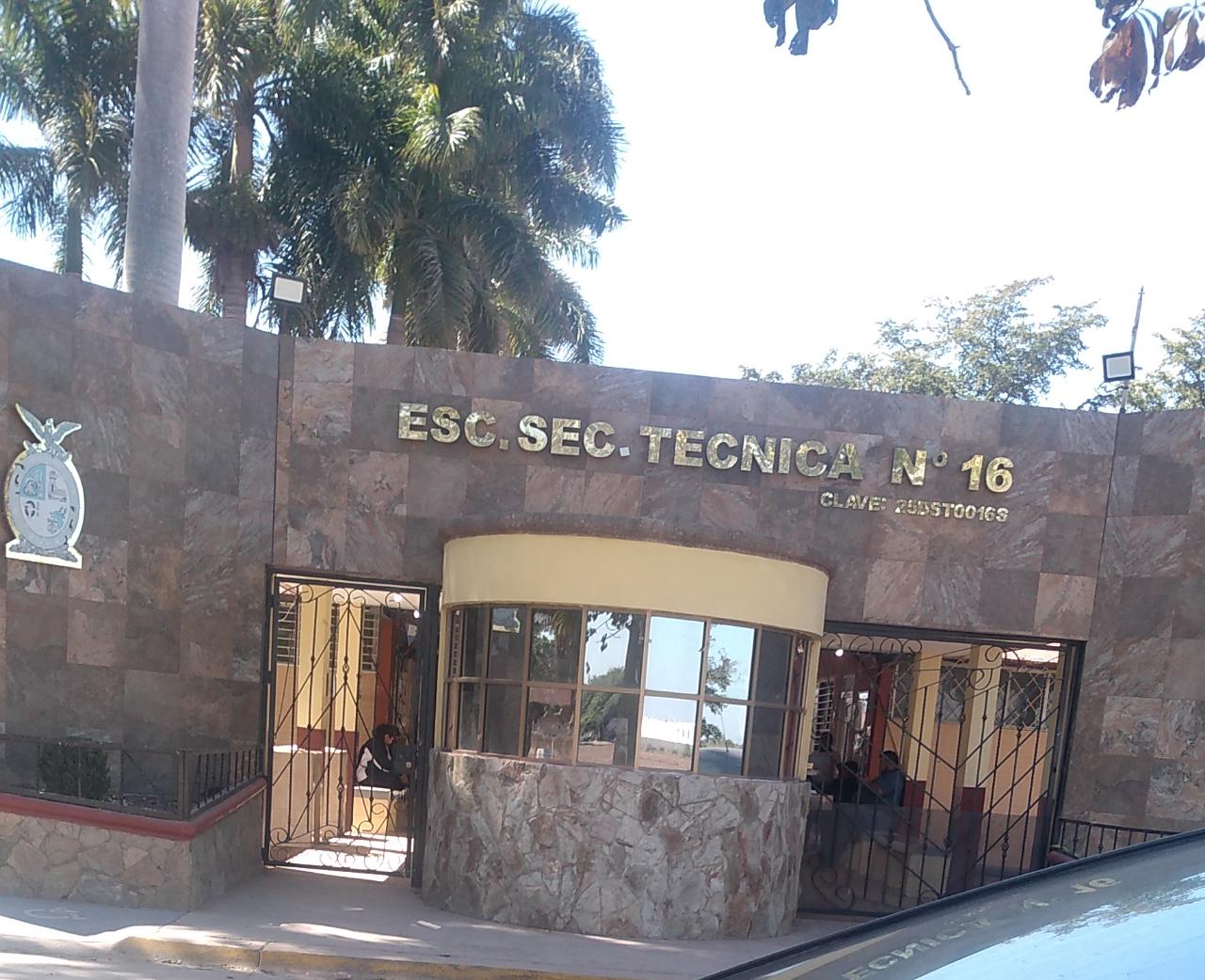 Advierten padres de familia de la ETA 16 que tomarán el plantel si no les dan resultados de la auditoría