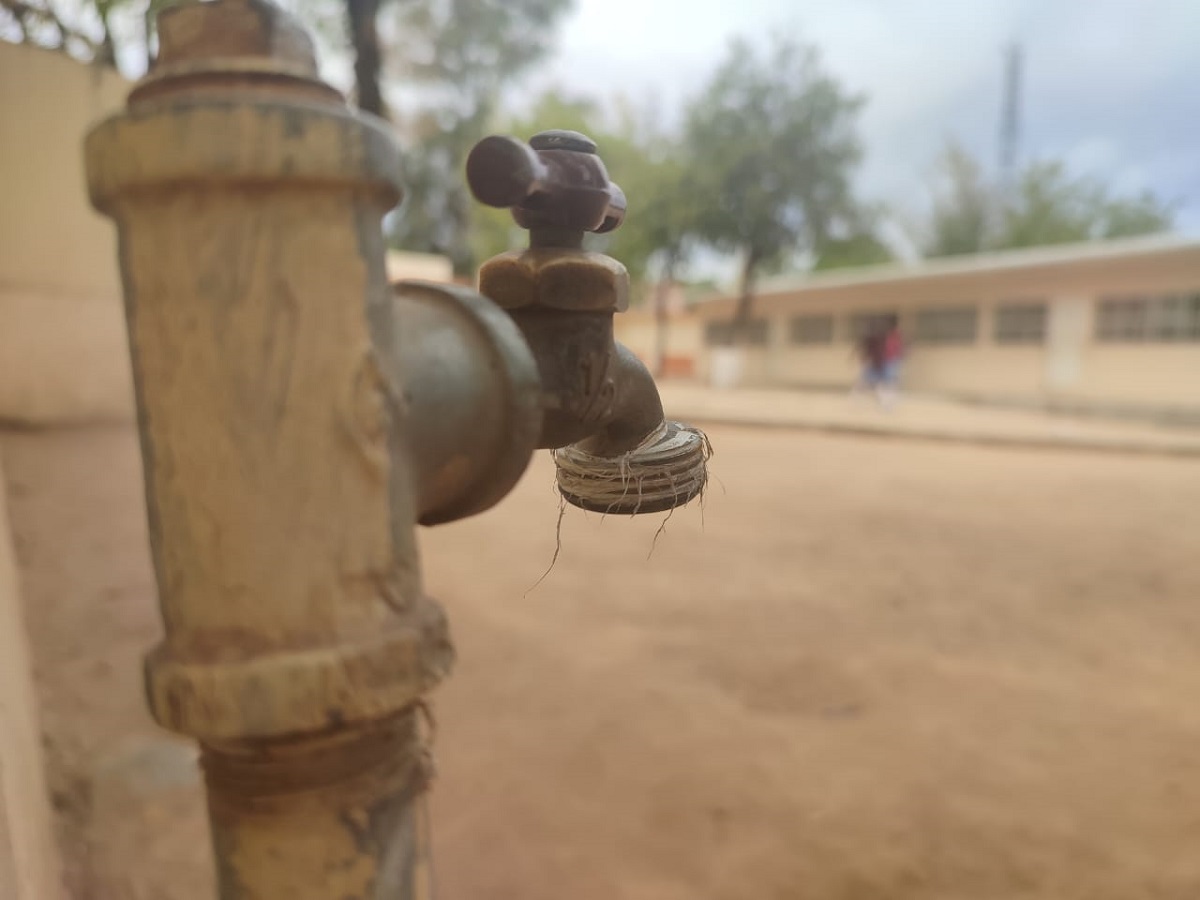Alumnos se ausentan de escuelas de Choix por dolores estomacales y de cabeza, creen que es la calidad del agua