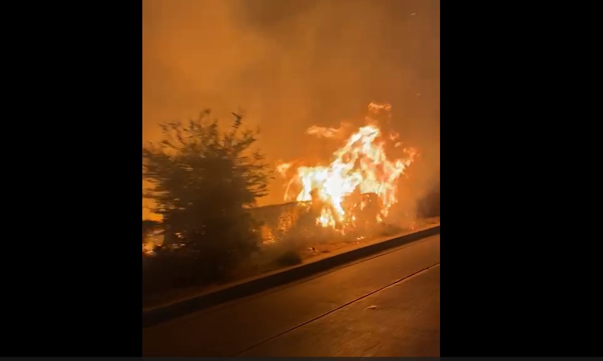 Incendio de maleza en patio de preparatoria de Los Mochis moviliza a cuerpos de emergencia