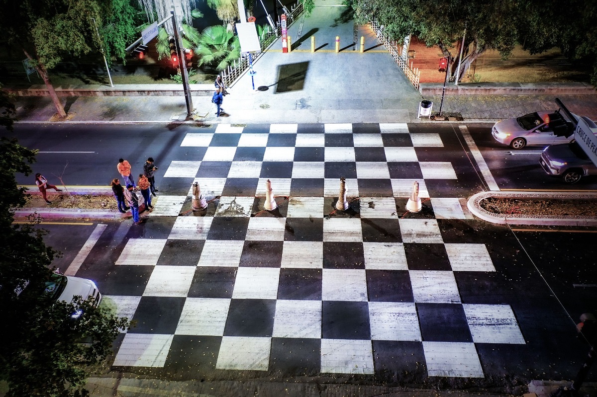 Instalan piezas de ajedrez en el cruce peatonal de Paseo Niños Héroes y Morelos, en Culiacán