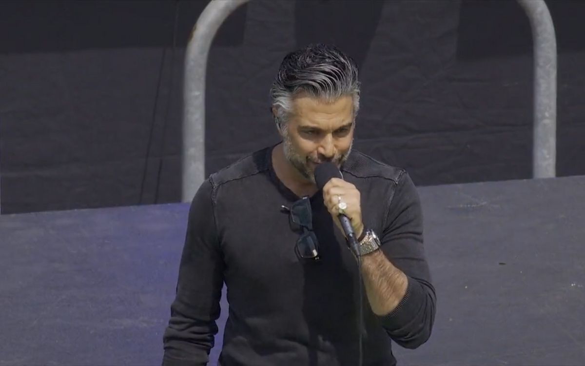 Jaime Camil es criticado tras entonar himno de Estados Unidos en carrera de la NASCAR