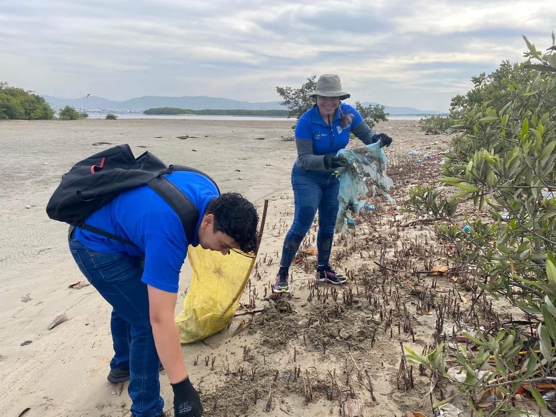 Invitan a dejar de contaminar, MazConCiencia retira 875 kilogramos de basura en Isla de la Piedra