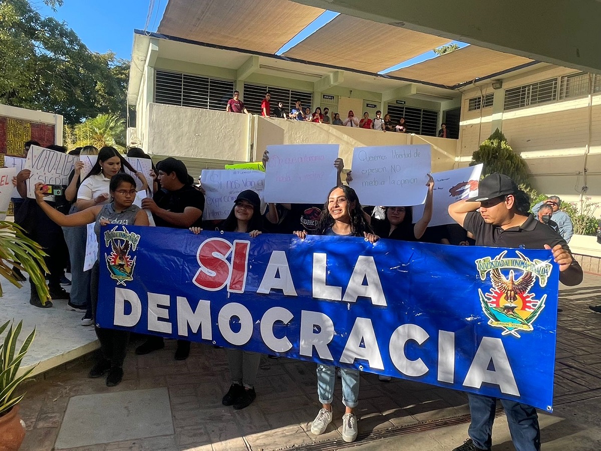 De nuevo, estudiantes de la UAS se manifiestan a favor de las reformas; ahora fueron de Derecho y Psicología