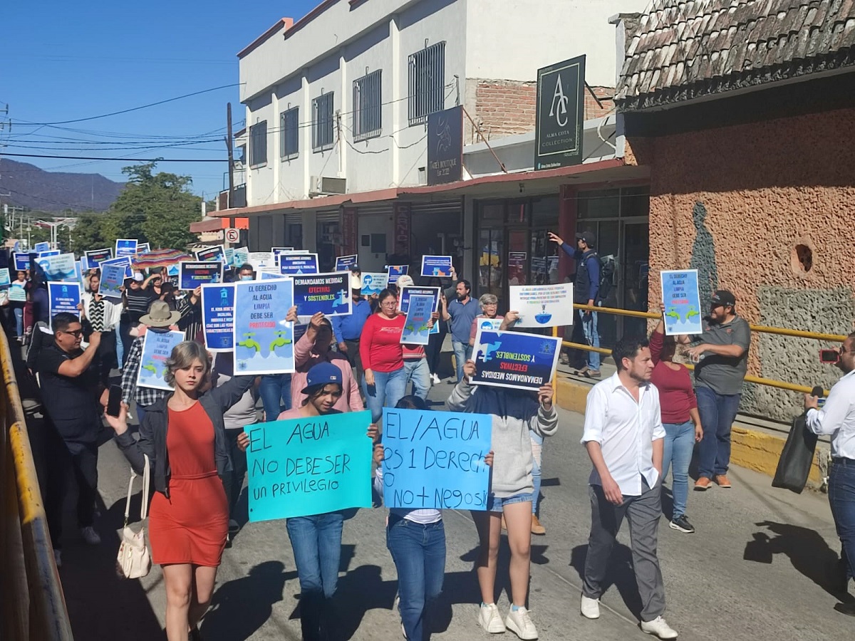 Alzan la voz en Choix ante calidad dudosa del agua; salen a la calle a manifestarse