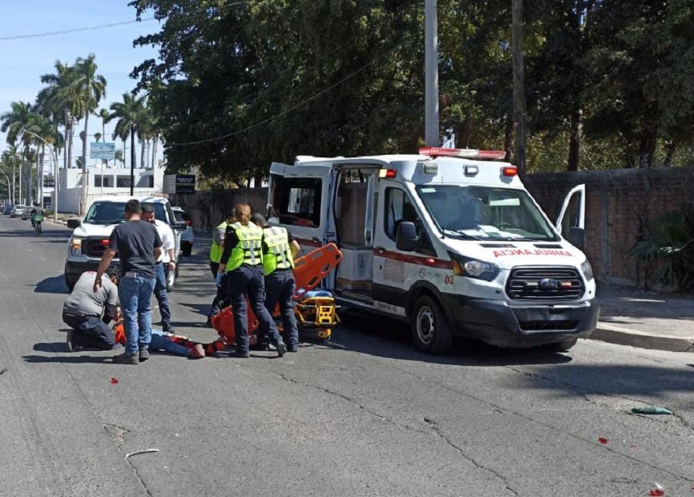 Joven motociclista resulta con lesiones de consideración luego de chocar contra un automóvil, en Ahome