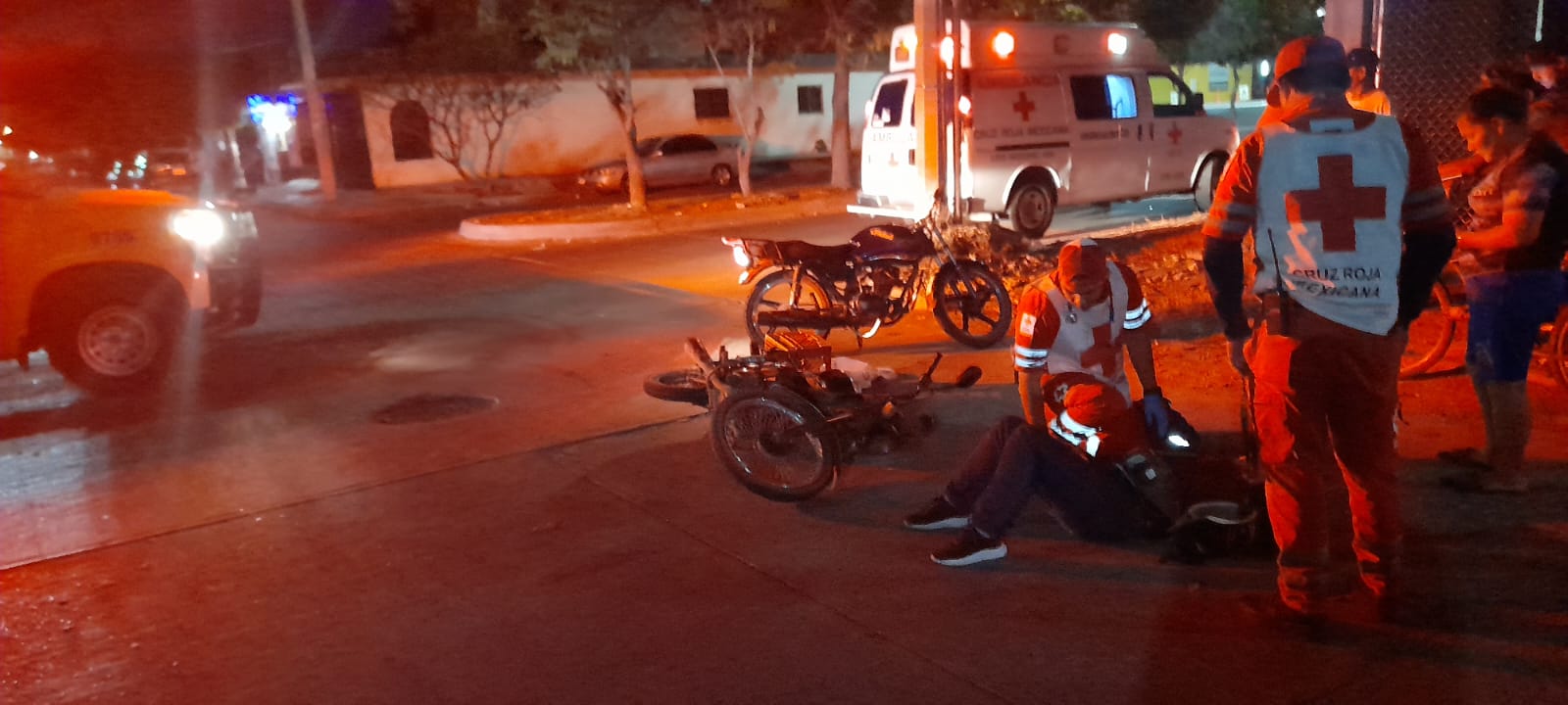 Mujer motociclista choca contra otra unidad igual en Los Mochis; resulta lesionada