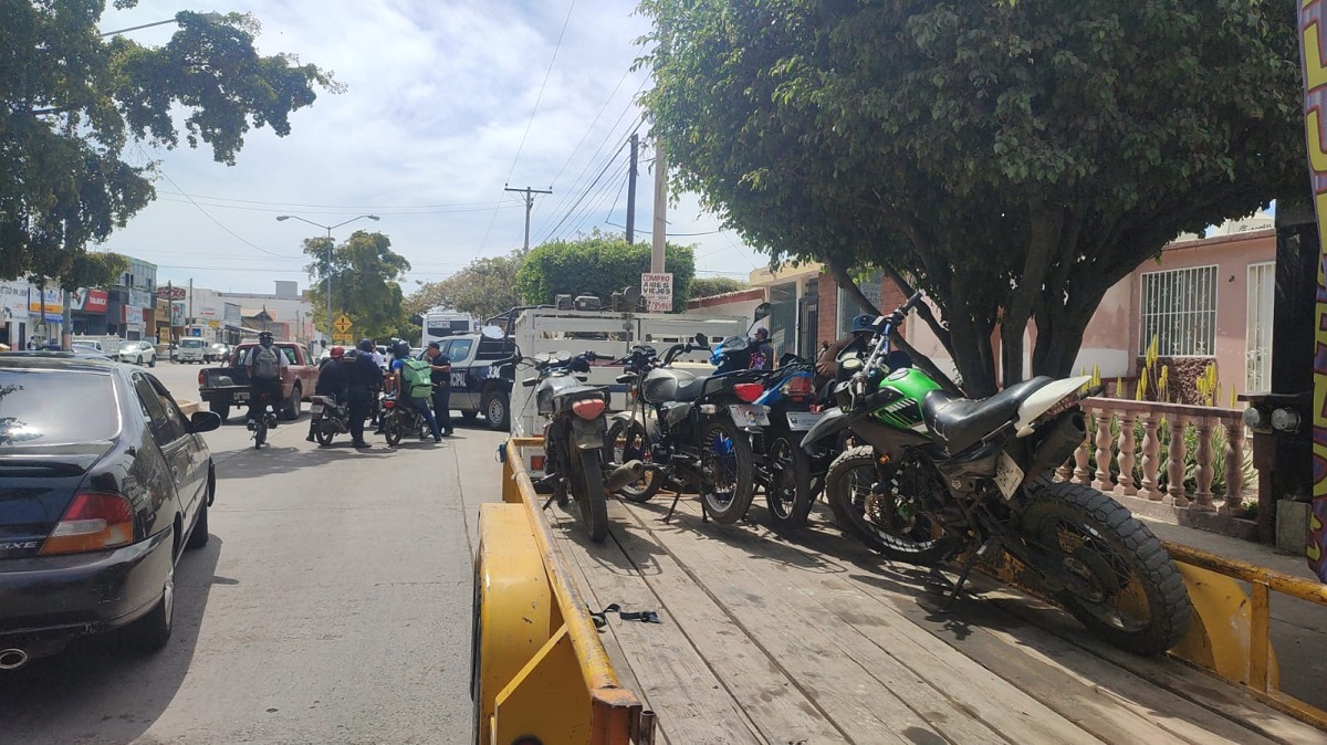 Multan y retiran motocicletas en Mazatlán por no traer los papeles en orden