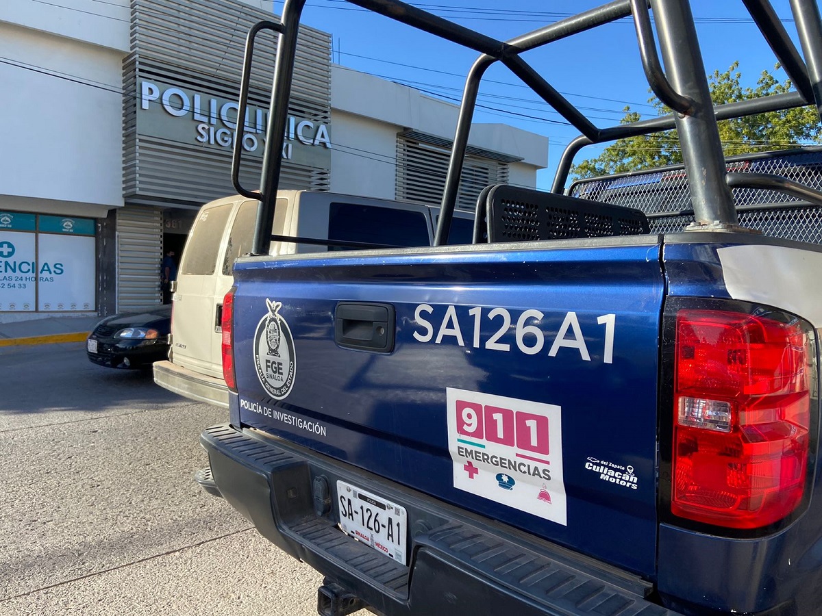 Con armas largas y cortas despojan camioneta de lujo en Culiacán