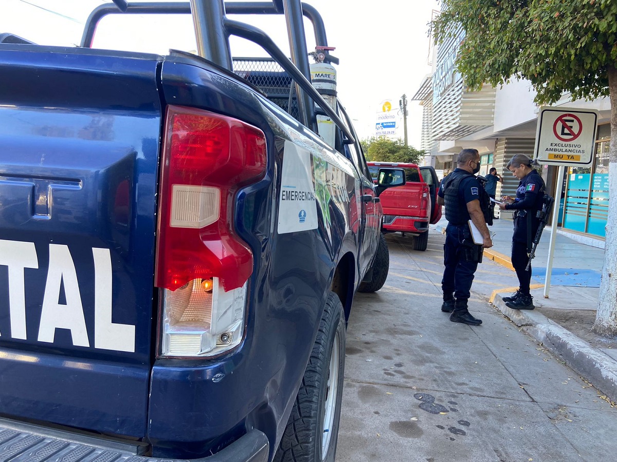 Cometieron un robo con violencia en pleno centro de Culiacán y son detenidos por la Policía Municipal