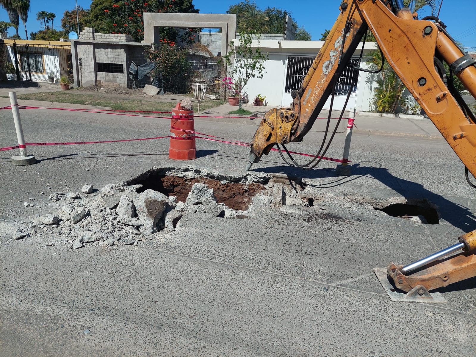 Se abre otro peligroso socavón, justo frente a escuela primaria en Los Mochis; Japama interviene