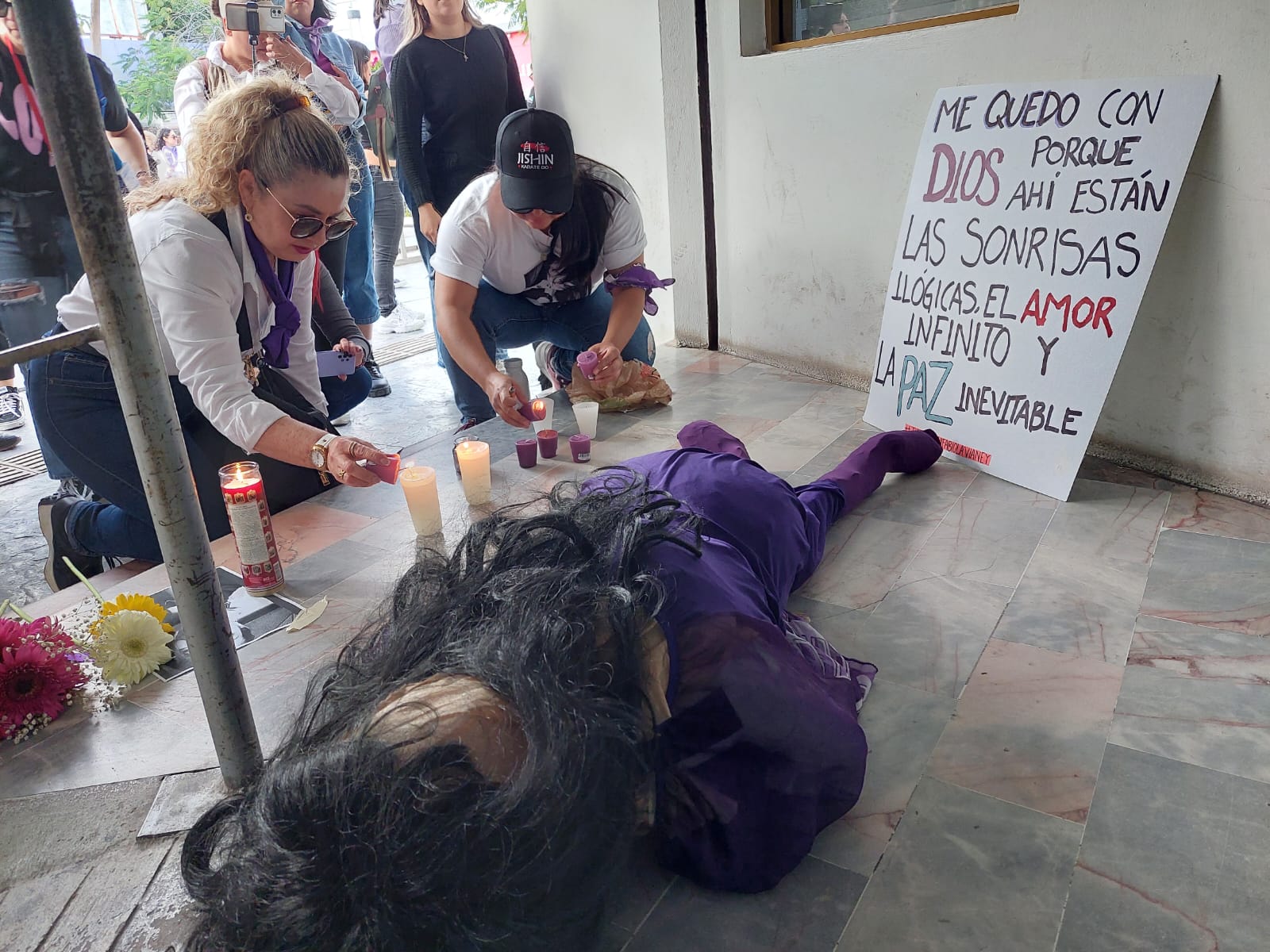 Gritos de justicia, pintas de paredes y pisos, carteles, un altar y un mural, dejan mujeres en la Vicefiscalía de Ahome