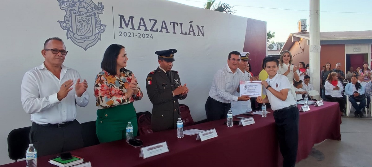 ‘Padres tenemos mayor responsabilidad que maestros’, llama alcalde de Mazatlán a reforzar valores en casa