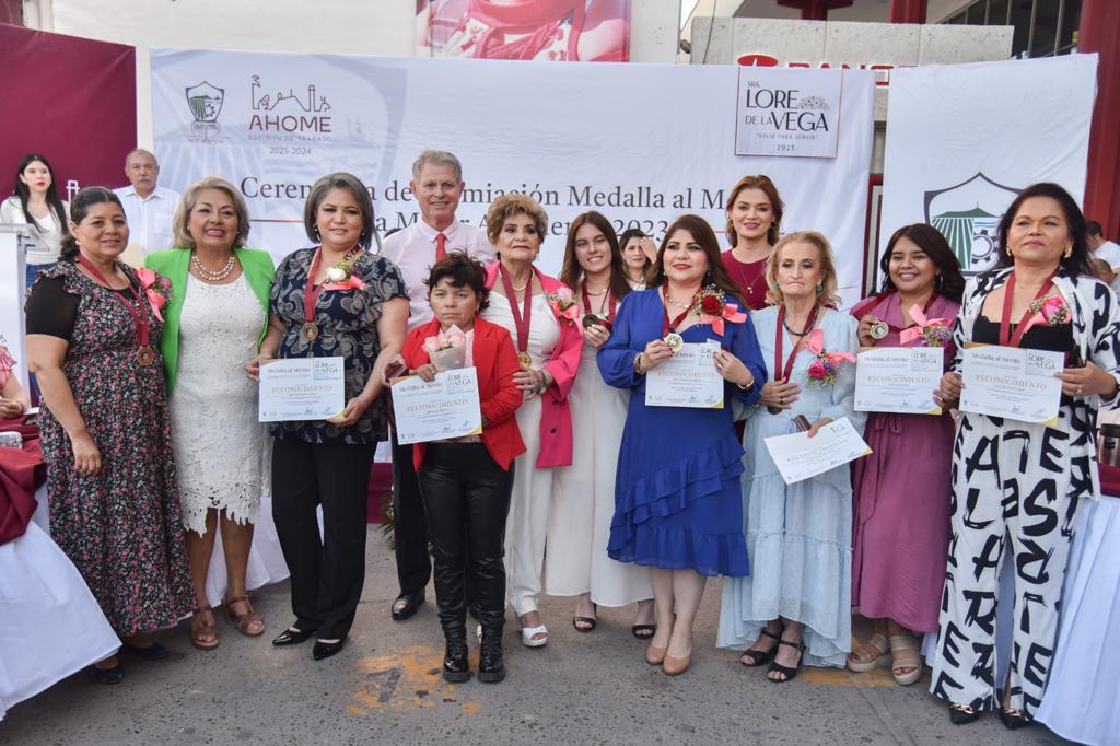 Distinguen a ocho mujeres de Ahome con la medalla Lore de la Vega