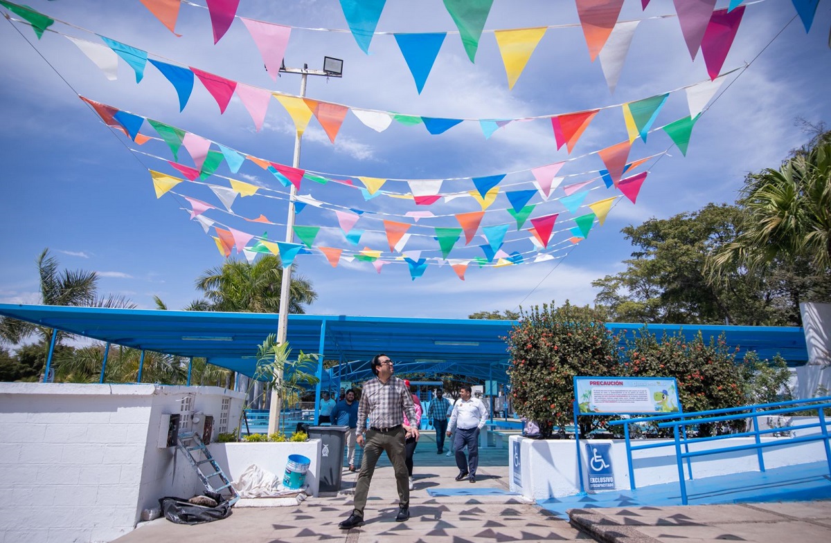 Previo a Semana Santa, Juan de Dios Gámez supervisa labores de mantenimiento en el Parque Culiacán