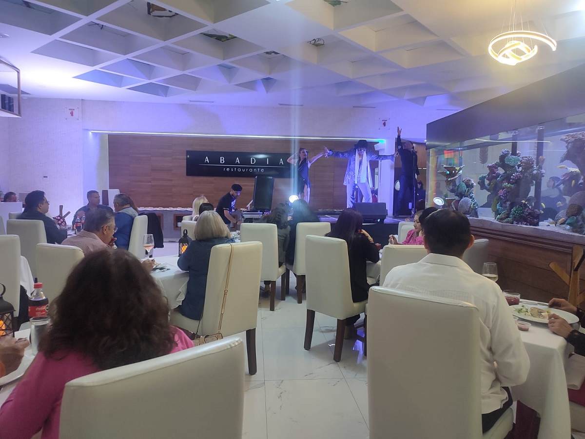 ¡De manteles largos! Restaurante Abadía celebra su primer aniversario al ritmo de Elvis Presley