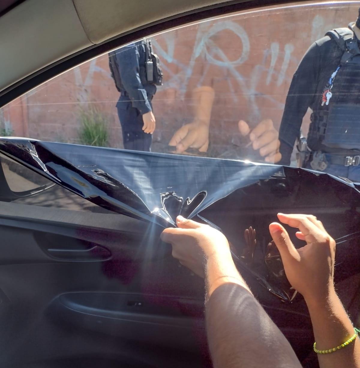 Querían conducir en ‘eterna tiniebla’; 26 infracciones en Mazatlán, la mayoría por polarizado no permitido