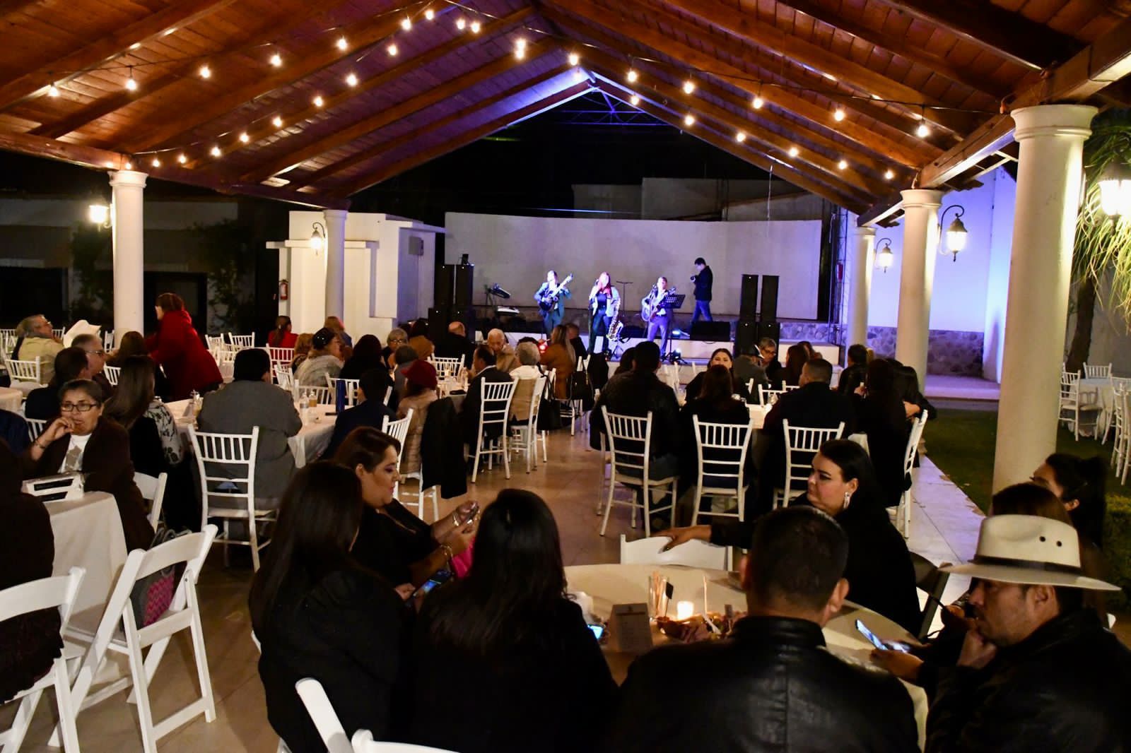 DIF cumple su compromiso y realiza exitosa noche bohemia para apoyar a Bomberos