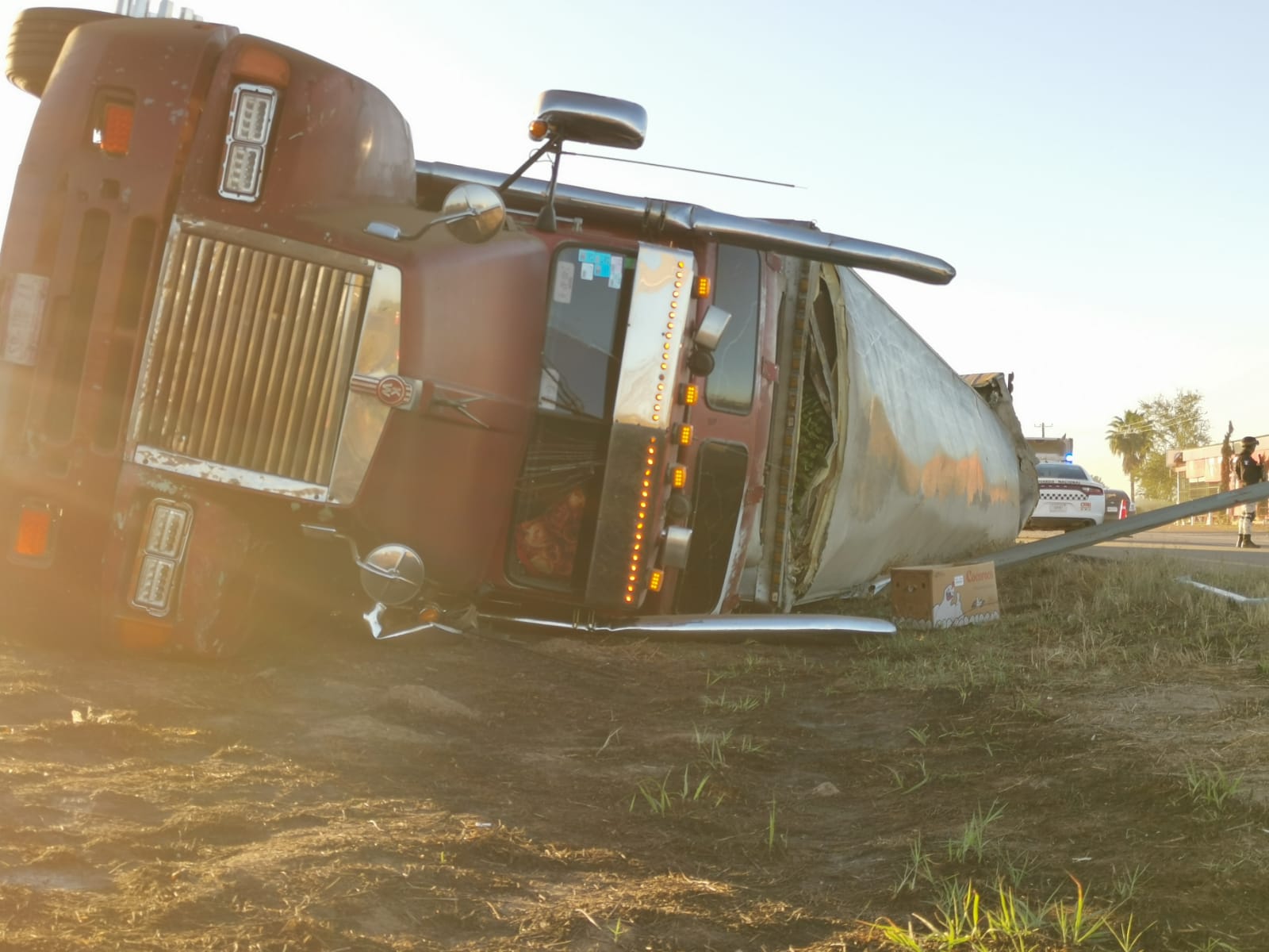 Tráiler cargado con chile queda volcado sobre la México 15 a la entrada de Los Mochis