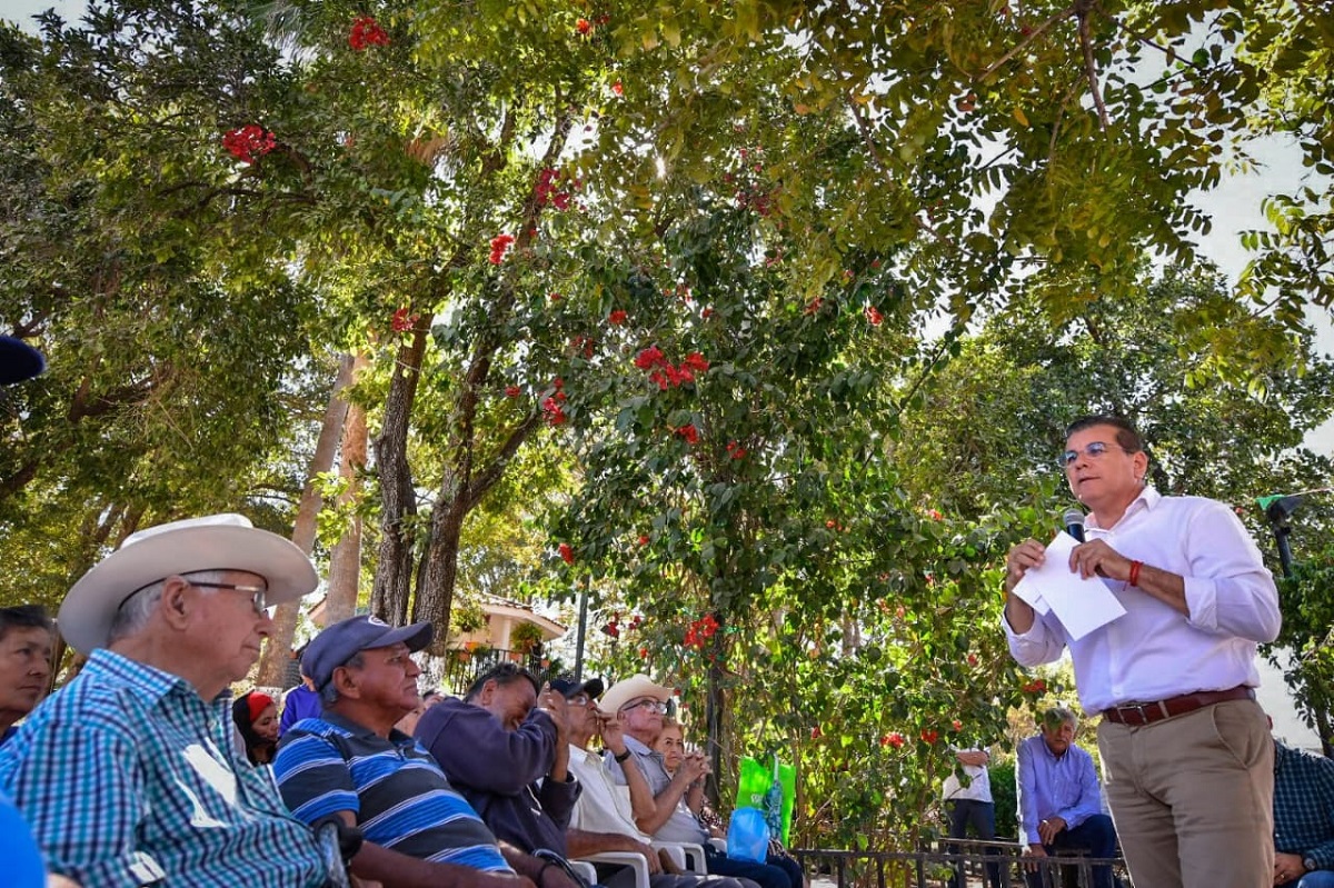 Con plazuela nueva y apoyo al deporte, alcalde de Mazatlán beneficiará a El Guayabo y El Roble