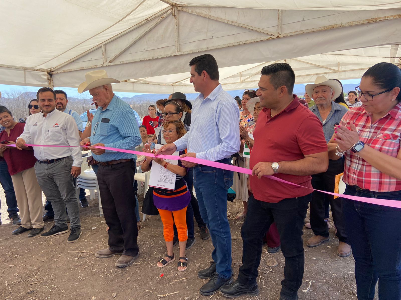 Se les cumplió el sueño; 25 familias desplazadas por la violencia recibieron escrituras de su terreno en Guamúchil