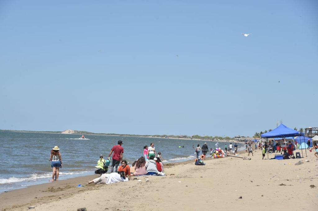 A gusto vacacionistas disfrutan las playas en Ahome, hay mucha seguridad, expresan
