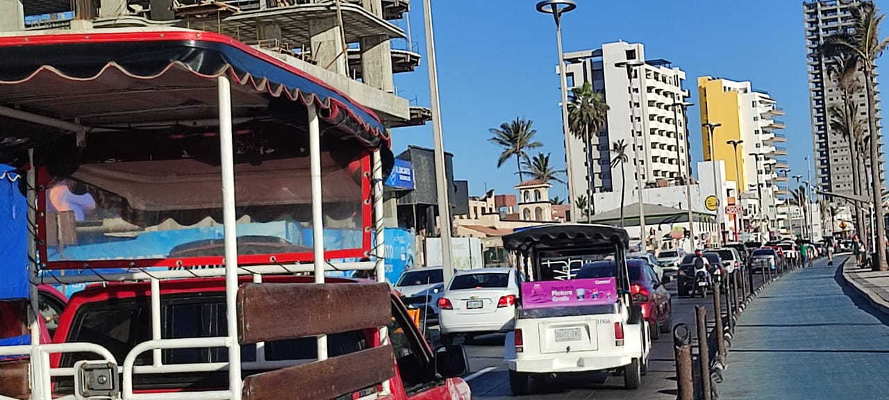 A paso de tortuga, el tráfico en Mazatlán