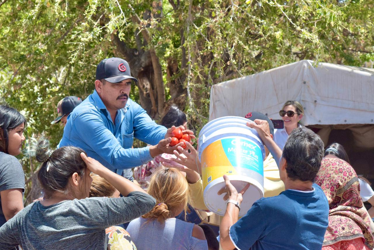 Alcalde Gildardo Leyva continúa entregando apoyo alimentario en la cabecera municipal