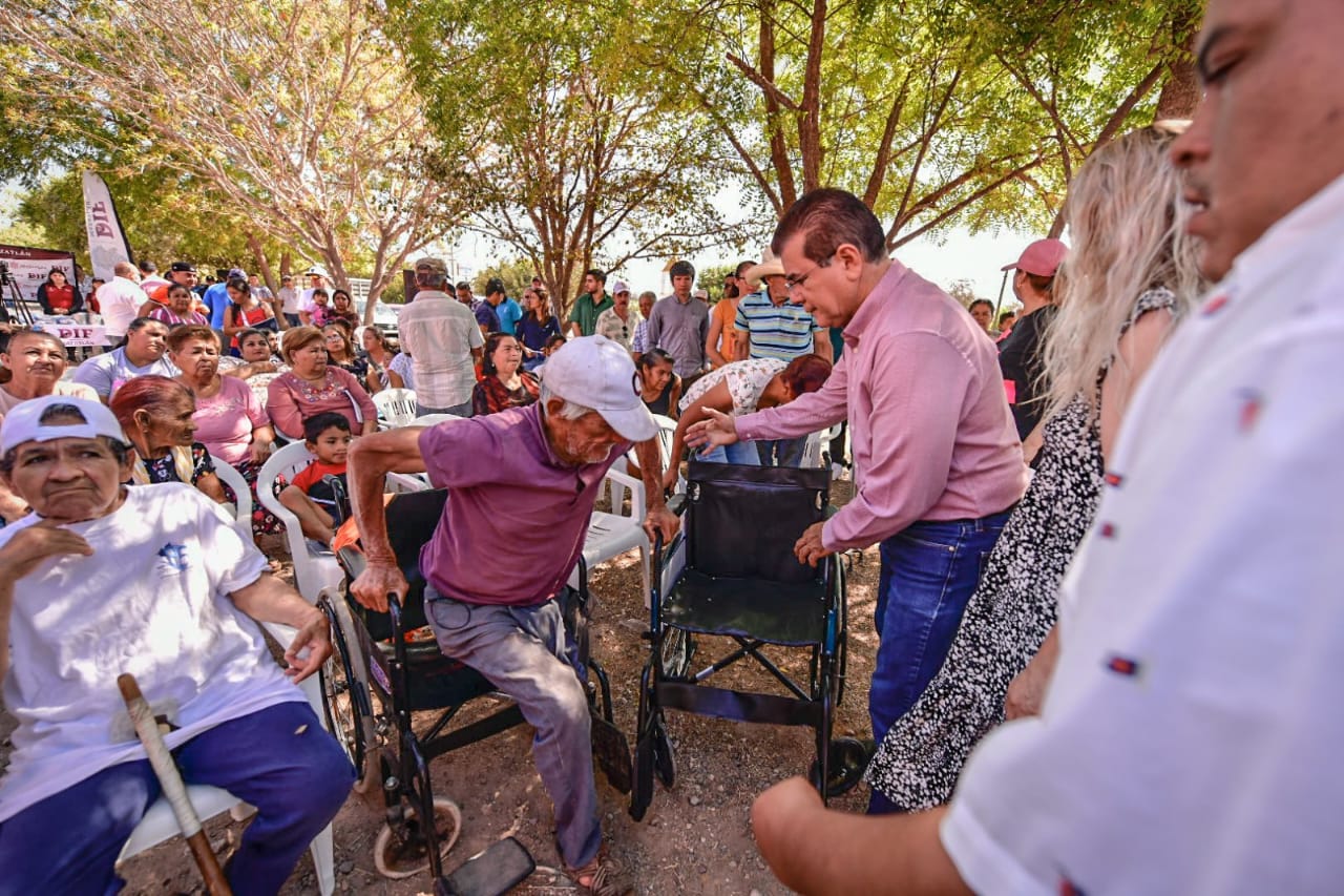 Alcalde de Mazatlán acude personalmente a La Tuna para atender las necesidades