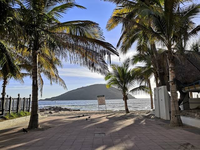 Alcalde de Mazatlán anuncia construcción de 7 baños públicos con regadera en acceso a playas