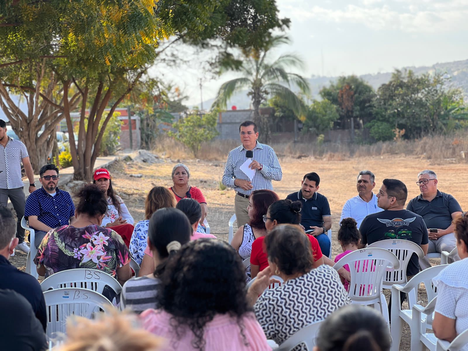 Alcalde de Mazatlán atiende en reunión las peticiones de los vecinos de Villa Verde