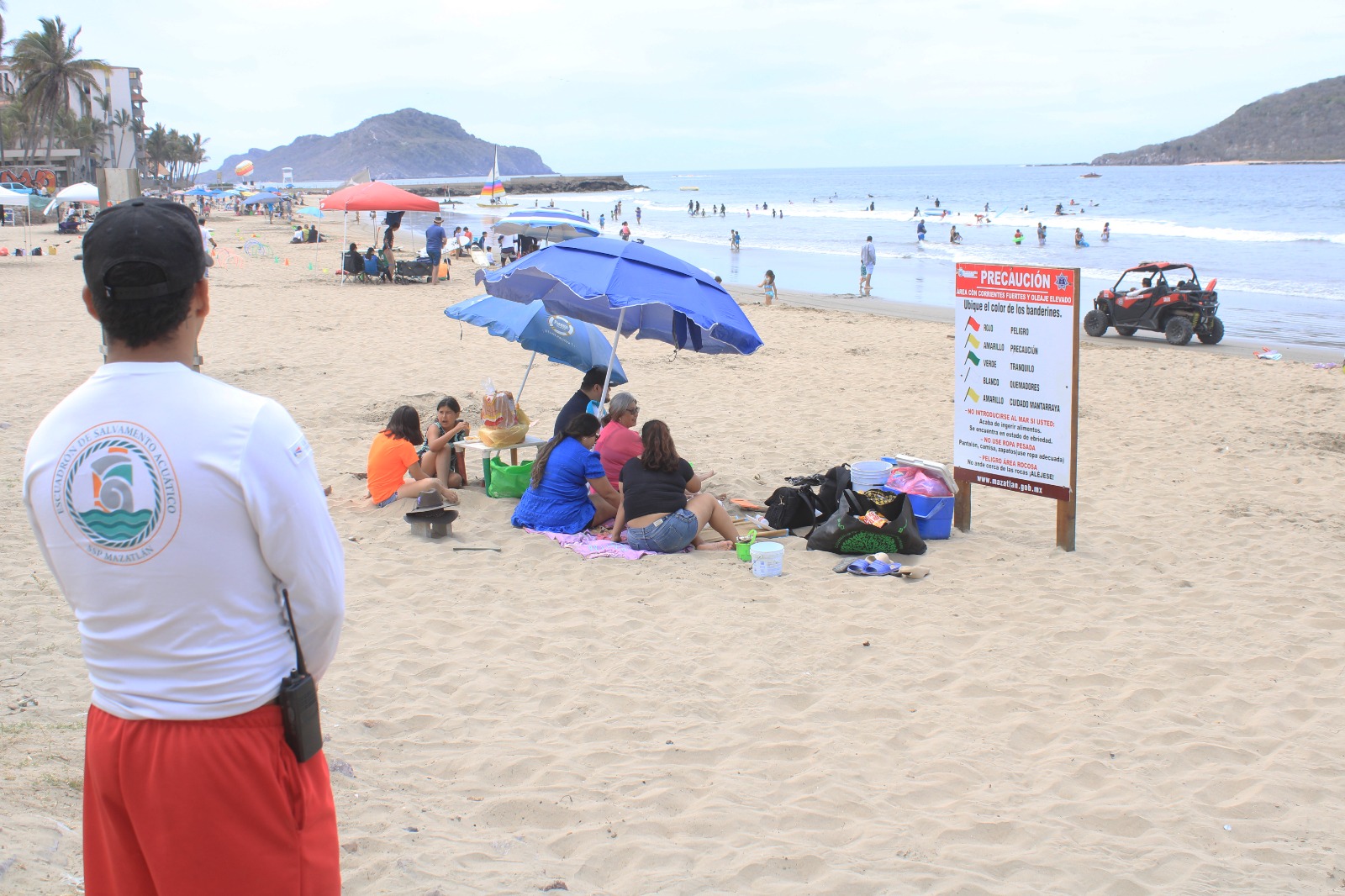 Alertan a bañistas por mar de fondo en playas de Mazatlán