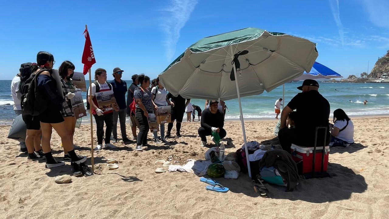 Playas de Mazatlán llenas de basura| Alumnos de Conalep y OAP se suman a la concientización del cuidado del mar